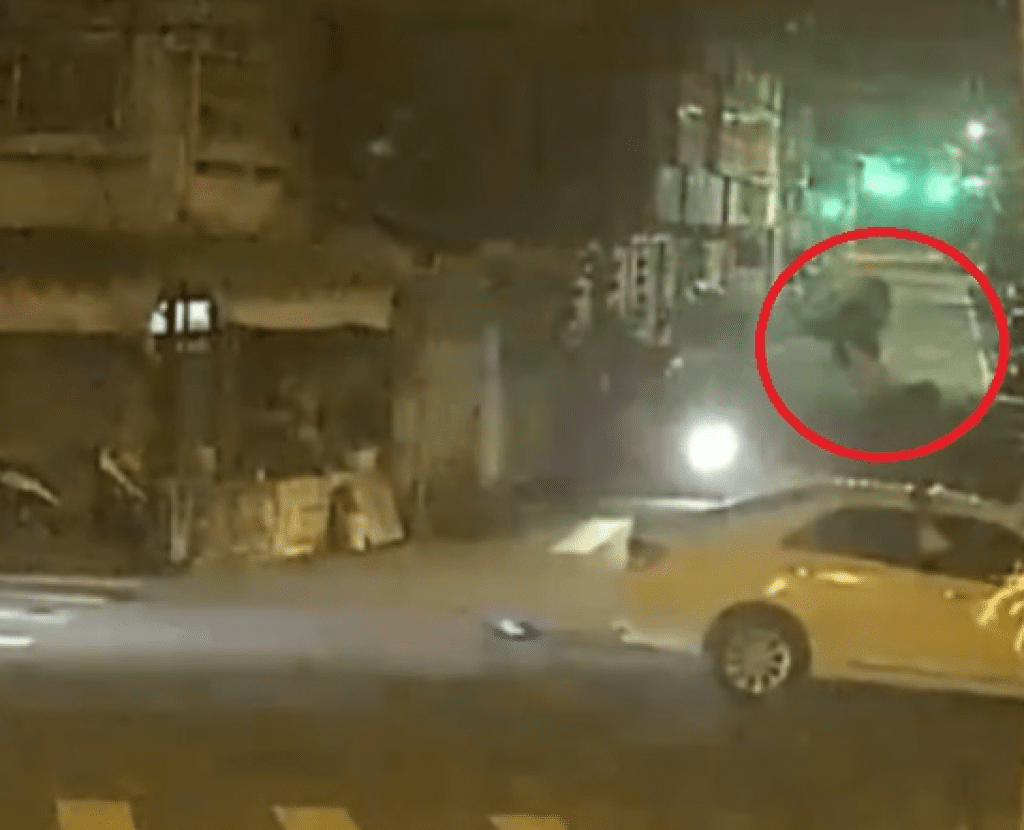 撞擊畫面曝光！台中大里機車遭擊落　機車騎士彈飛車體碎裂