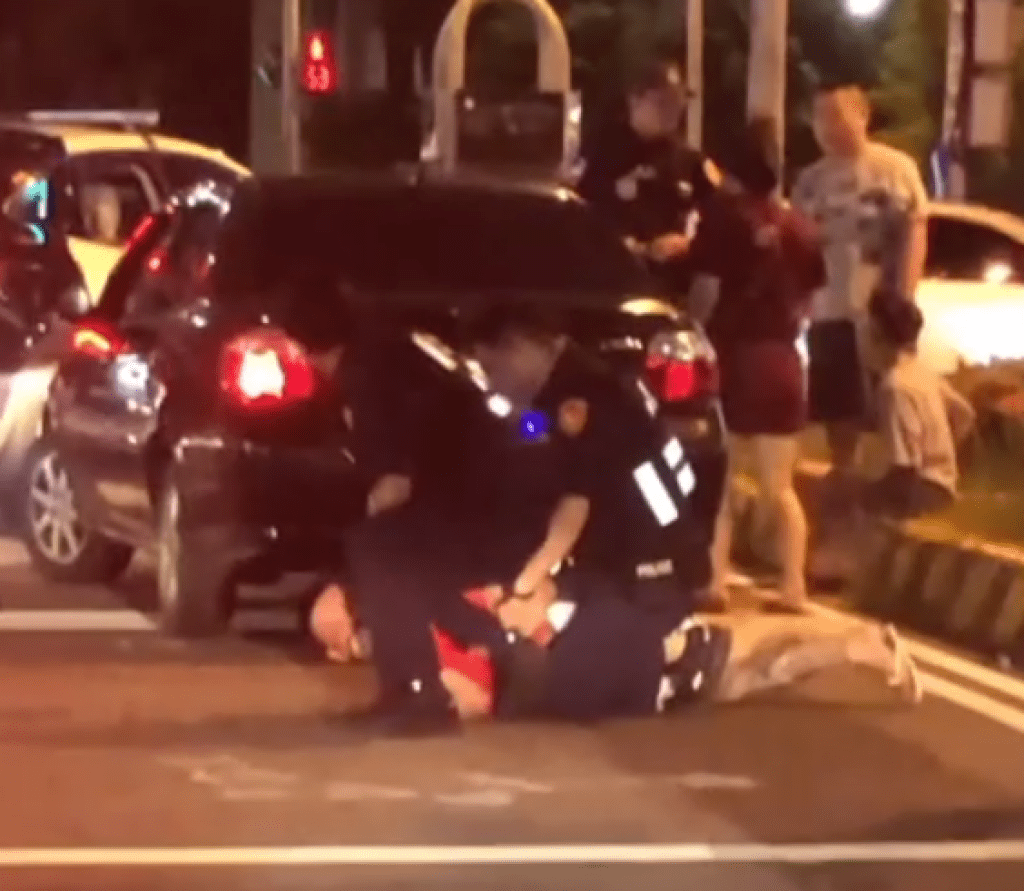 車燈故障露饀! 台中保大員警街頭壓制逮人面曝光 車燈故障露饀! 台中保大員警街頭壓制逮人面曝光