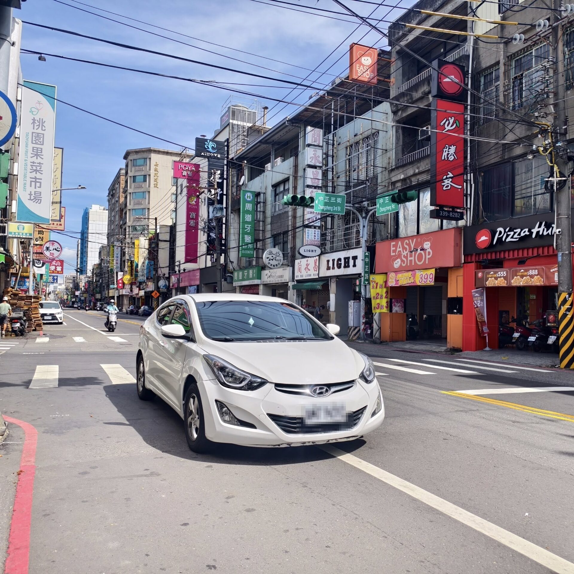 桃園中正路白車違停「擺爛」半天 網友酸：等出事才要處理？