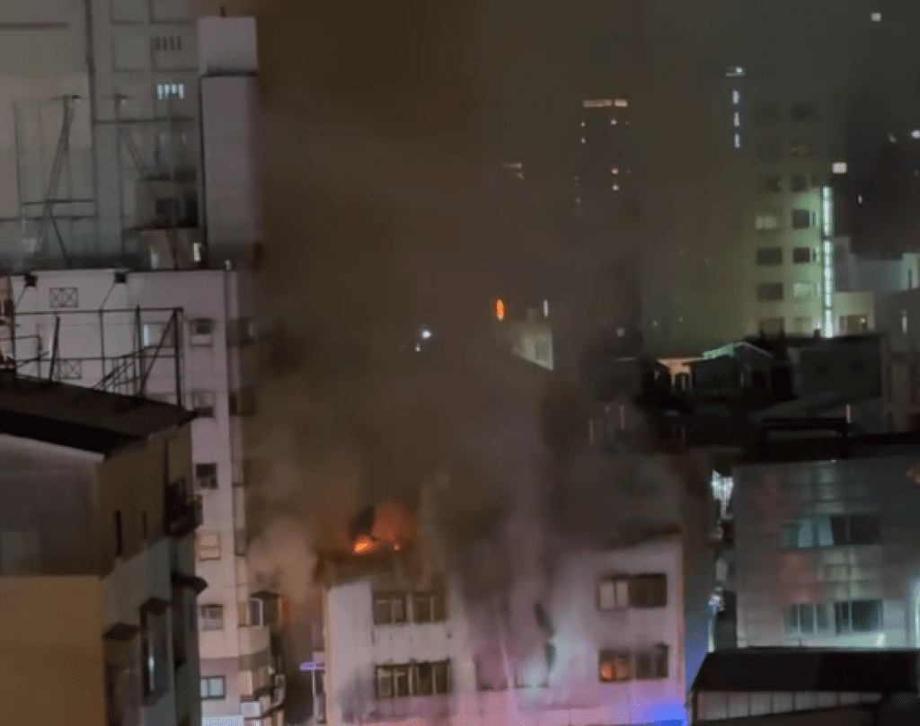 台中暗夜火警！1至3樓全面燃燒　火煙冒出夾雜爆炸聲