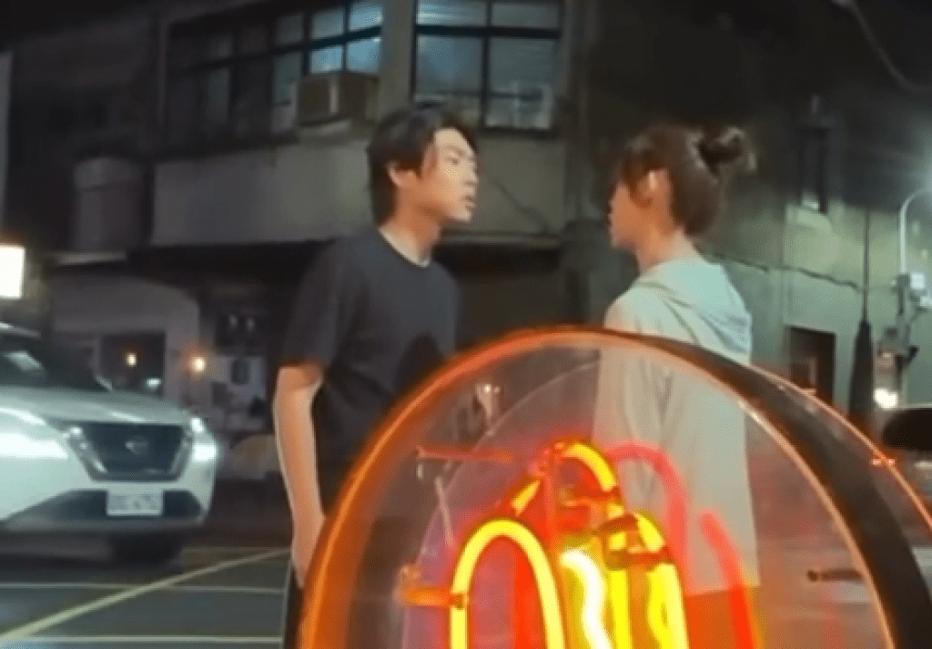 影／情侶台北街頭偶像劇式吵架？女：「老公剛死你就要約我」男：「你就是我的女主角」　2人相擁離開