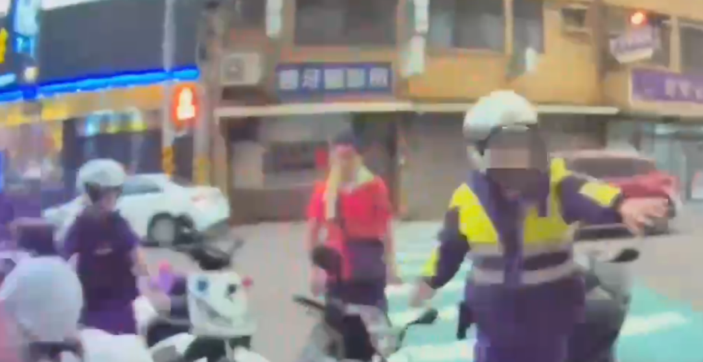 好兄弟為錢翻臉！新竹兩男街頭持刀互砍　警察到場強勢逮捕