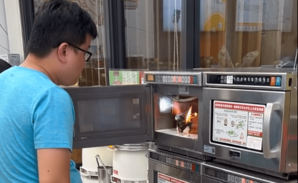 影／傻眼！拿木製餐盒到超商微波「當場發爐起火」　網友：天兵顧客太多了