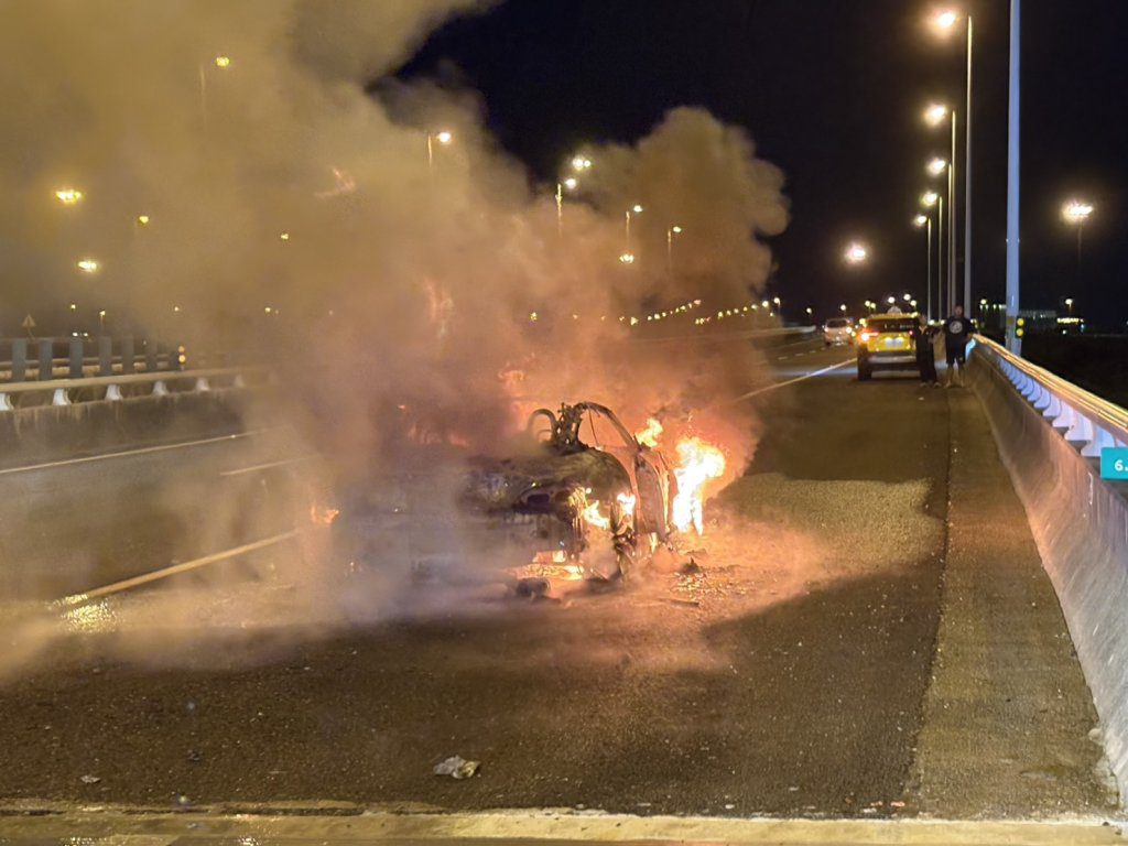 台南國8驚傳火燒車！轎車遭惡火吞噬…燒剩骨架　駕駛嚇壞急逃難