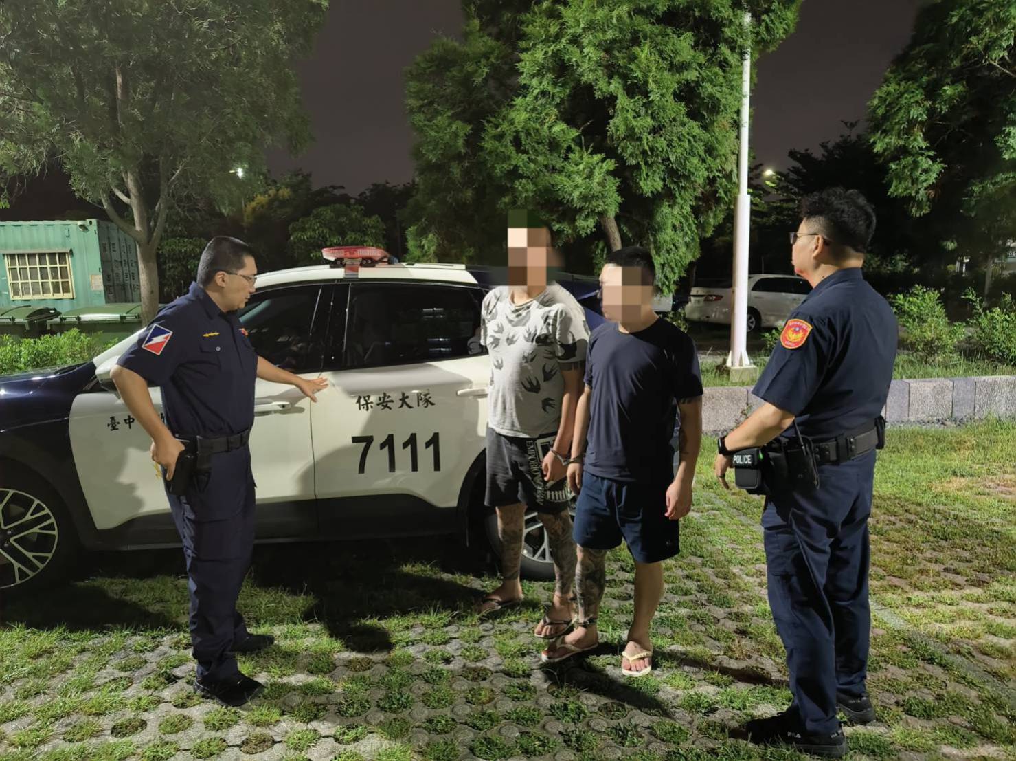 保大員警攔下車燈故障車 赫然查獲通緝犯及煙毒犯 保大員警攔下車燈故障車 赫然查獲通緝犯及煙毒犯