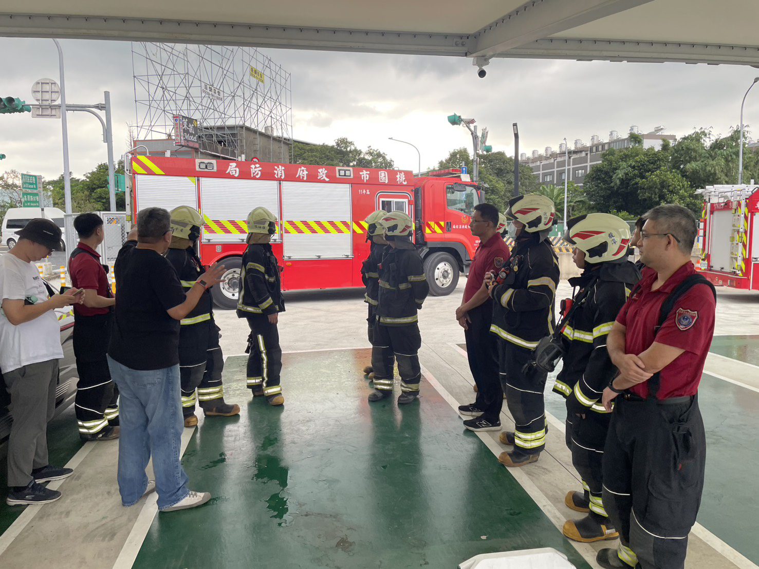 強化電動車災害應變力 桃消第四大隊前進高速充電站實地演練