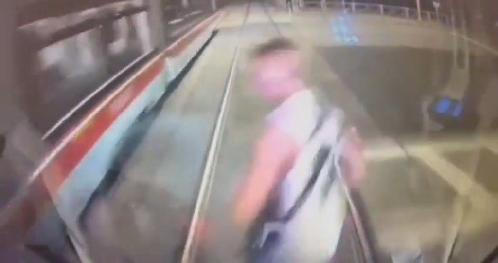 影／騎電動滑板車穿越鐵軌　俄19歲男「沒注意列車」被迎面撞飛亡