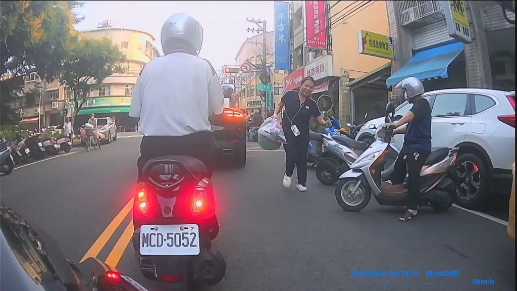 影／保時捷停路中間倒垃圾！女駕駛無視綠燈下車拿兩大包丟　騎士怒：太誇張了