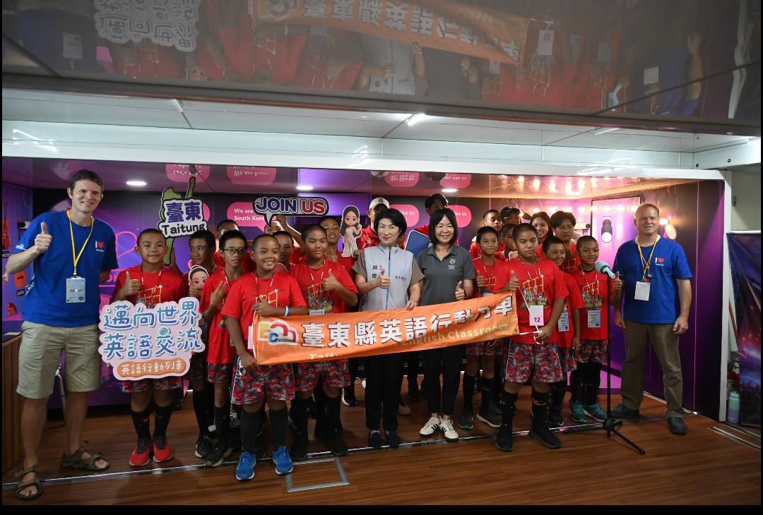 紅葉小將與饒縣長共搭英語行動列車 用AI譜寫棒球心情交響曲