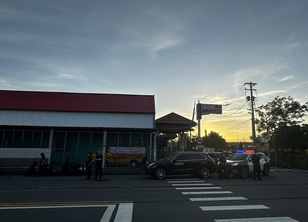 高雄仁武清晨車禍！26歲駕駛自撞命危 兩乘客受傷送醫