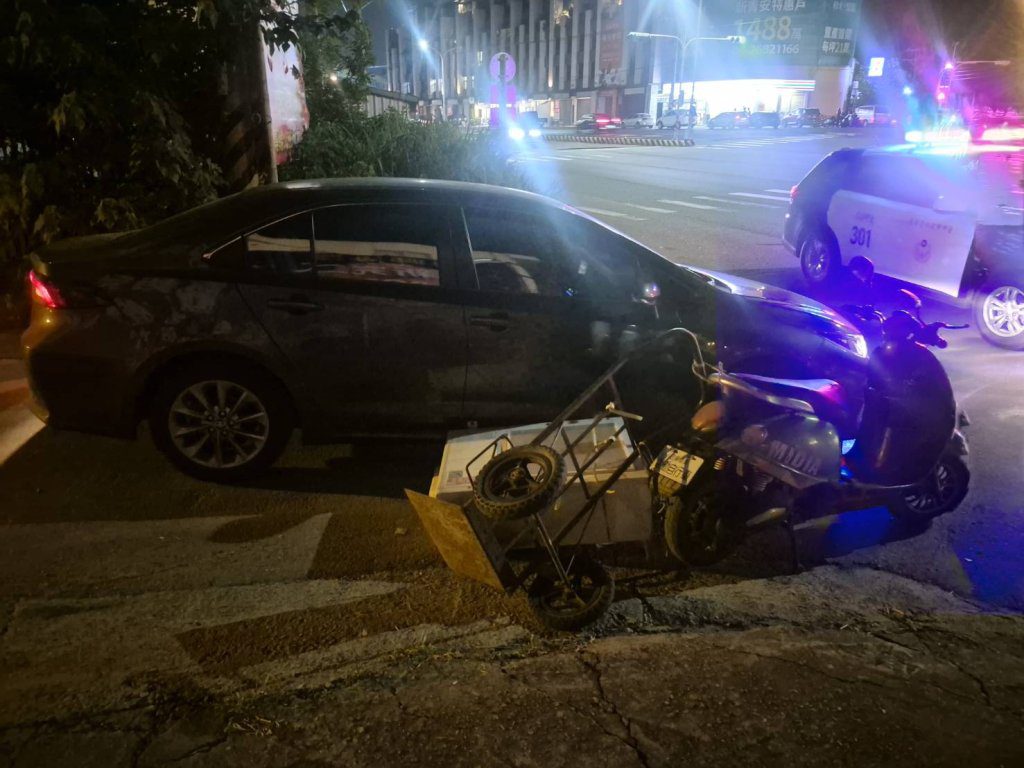 冷氣砸車驚魂！台中無牌微電動二輪車釀事故