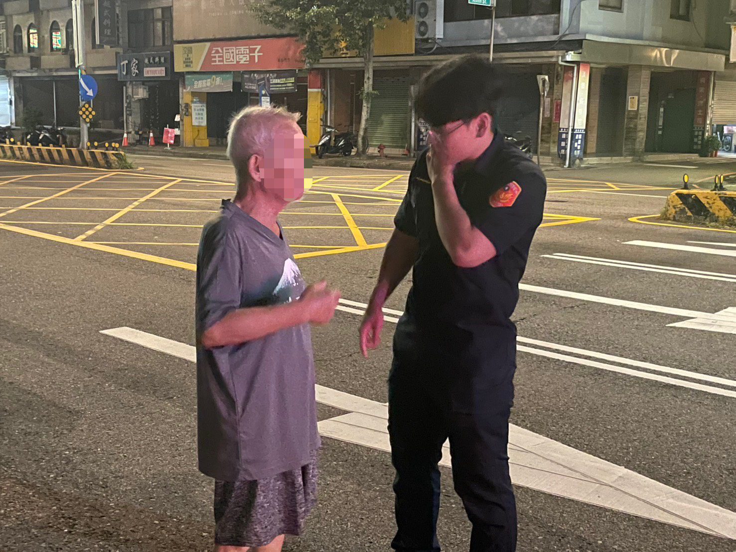 失智翁深夜徘徊火車站 楊梅警靠「這物」助他返家