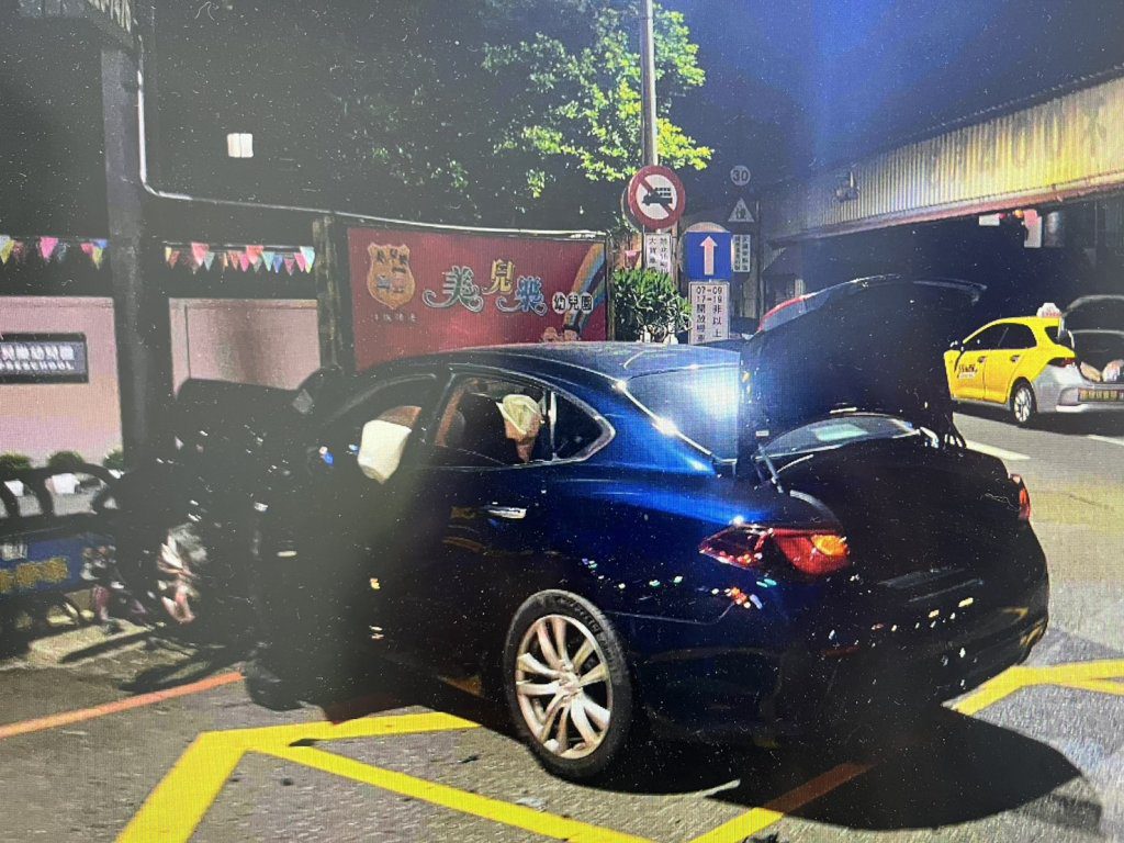 桃園凌晨國際路口自小客碰撞 驚險一瞬雙駕輕傷！