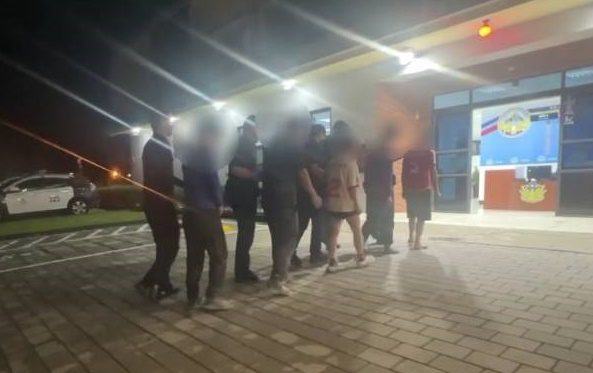 越籍移工夜市聚眾鬧事 東信警雷霆出擊逮五人 越籍移工夜市聚眾鬧事 東信警雷霆出擊逮五人