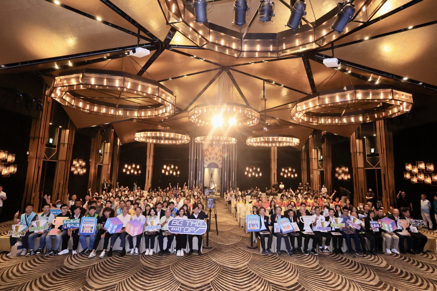 體育之光閃耀高雄！陳其邁表揚60名體育尖兵 打造運動城市新風貌