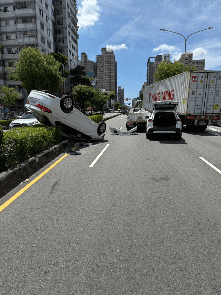 高雄民族路驚魂！白色轎車翻覆四輪朝天 三車連環撞一人傷