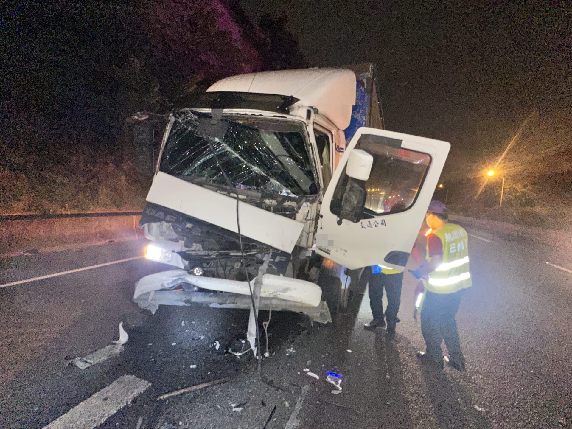車頭撞爛！國1平鎮大貨車追撞聯結車 駕駛受困送醫不治