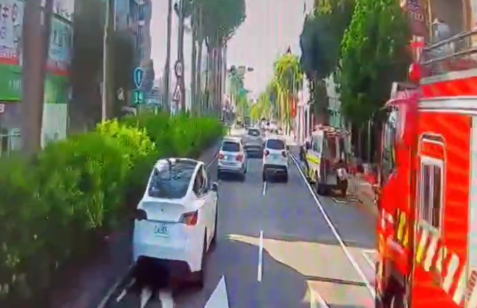 平鎮清晨驚傳火警 燃燒電動自行車、小客車