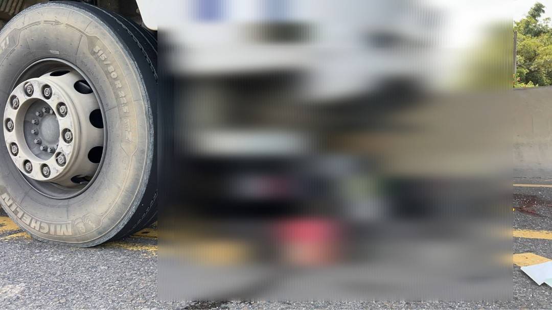 【有片】疑違規轉彎遭曳引車猛撞 82歲騎士、乘客送醫不治