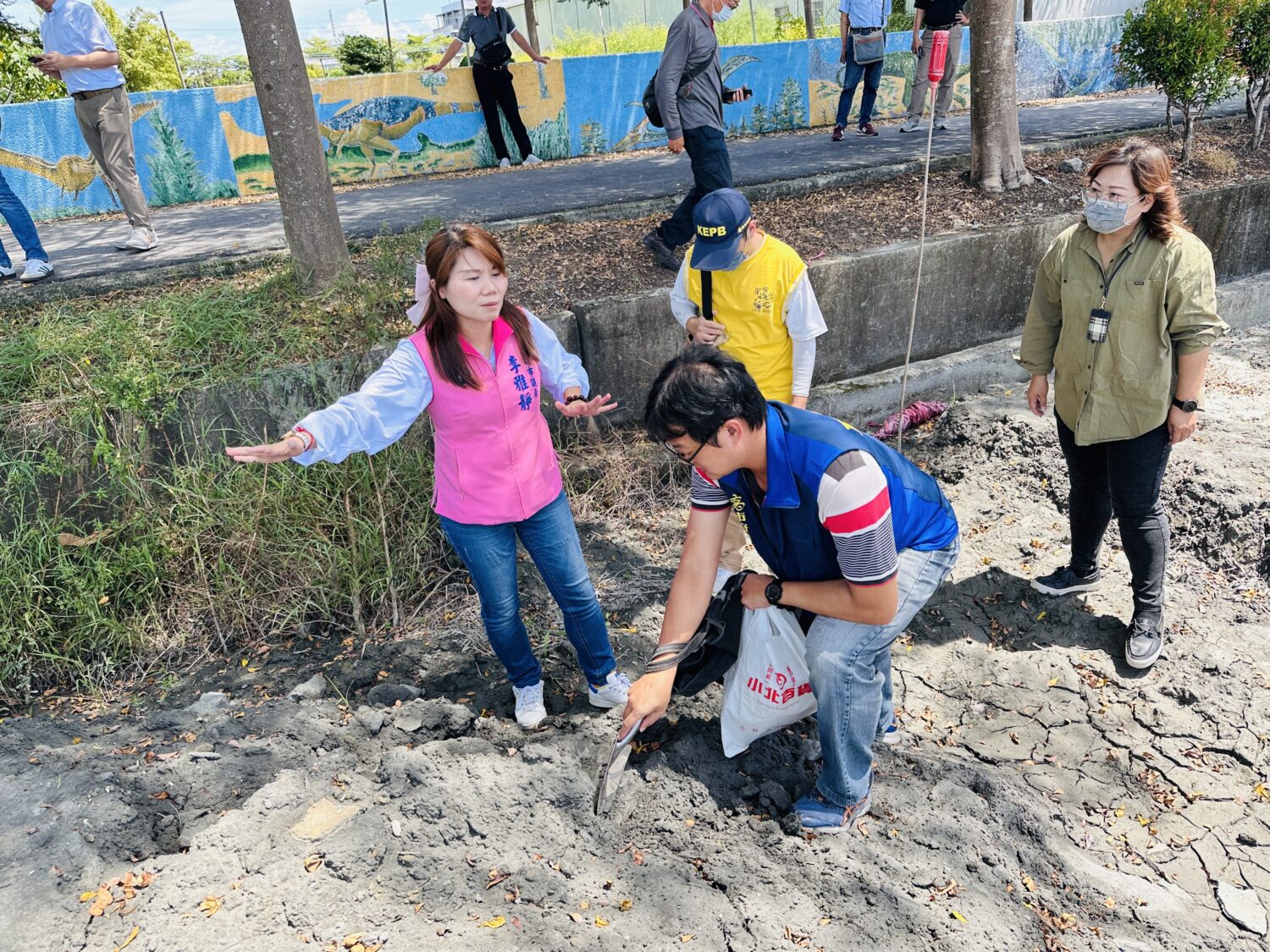 李雅靜議員怒揭大寮農地淪廢棄物傾倒場