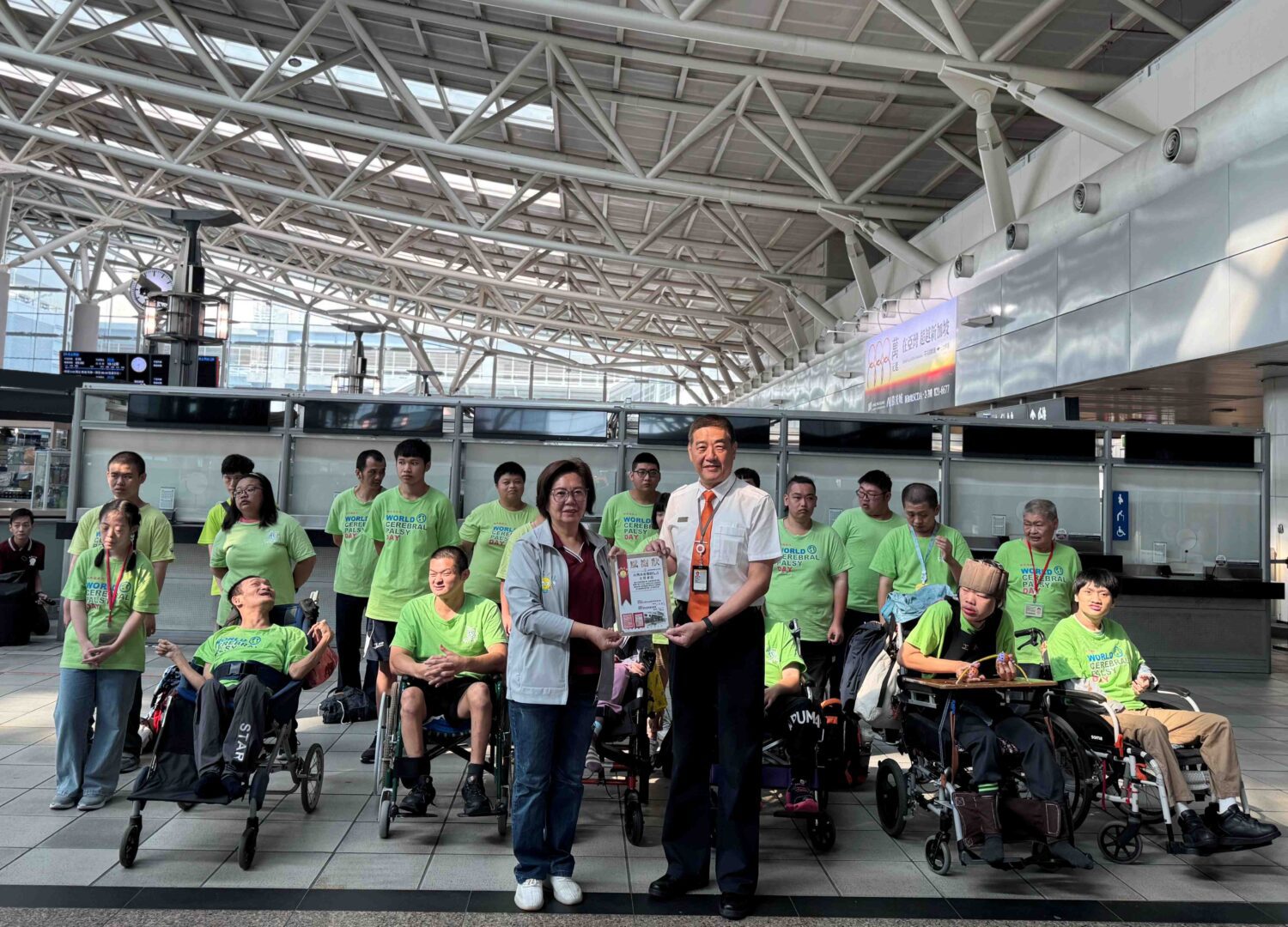 高鐵左營站關懷腦麻兒 捐票幫助親子首搭高鐵溫馨遊