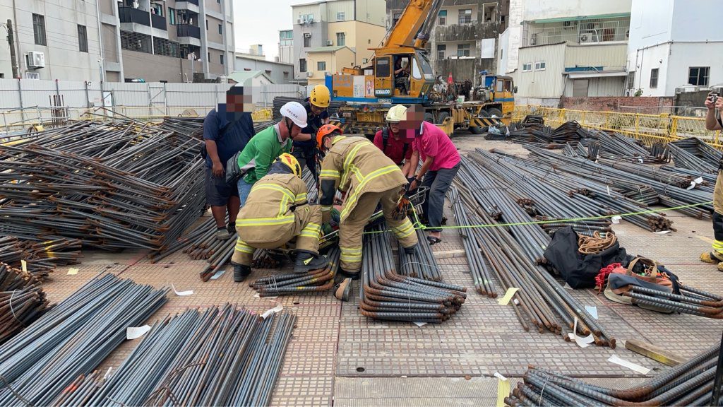 台南工安意外！45歲男工人墜12米深　警消合力脫困送醫