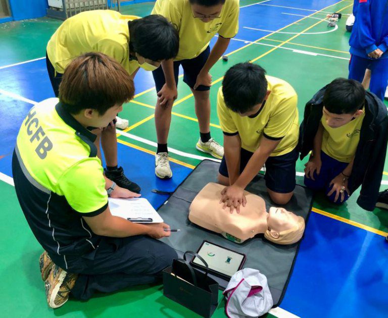 竹市消防局攜手校園辦理CPR認證活動　邱臣遠代理市長：扎根學子急救技能 關鍵時刻守護生命！