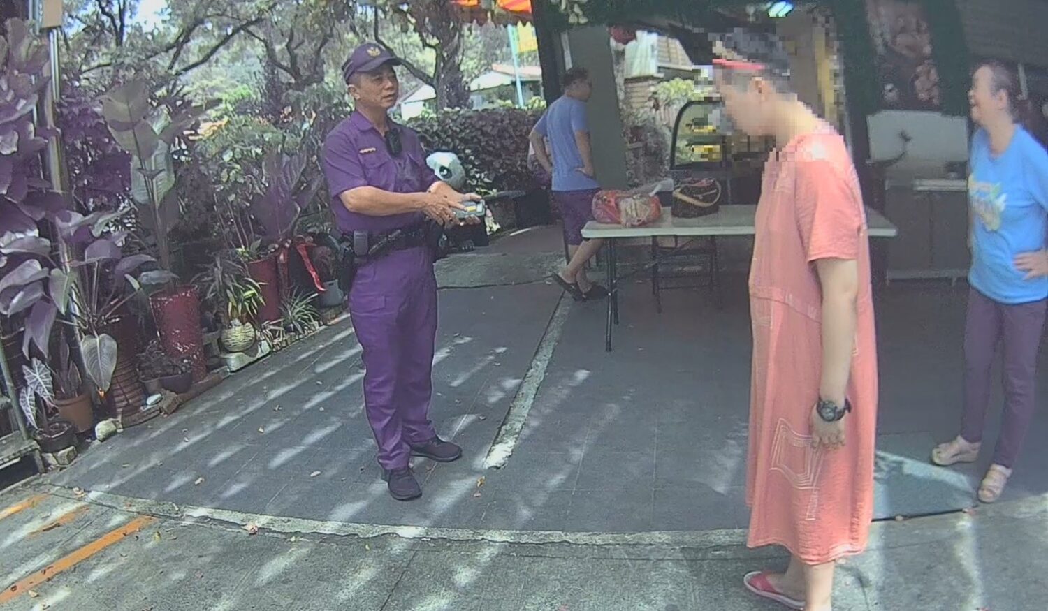 女子迷途無助 中興暖警護送慢飛天使回家