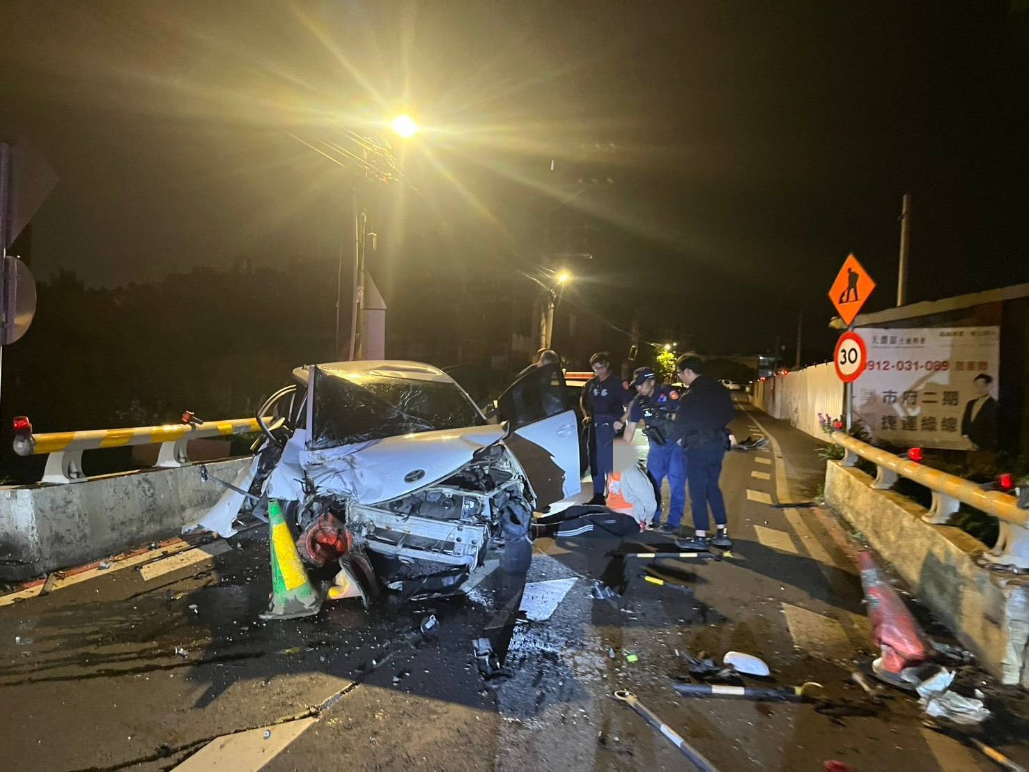 大園詐騙車手逃亡過程自撞橋墩 車頭撞爛狼狽落網