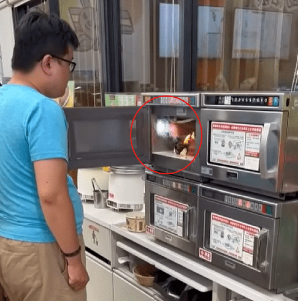 新竹超商驚魂！男子把木製便當丟進微波爐　下一秒竟冒火光