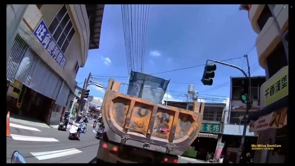 影／砂石車「防塵網蓋」未降下　行駛中勾斷路口紅綠燈！過程全被後方騎士拍下