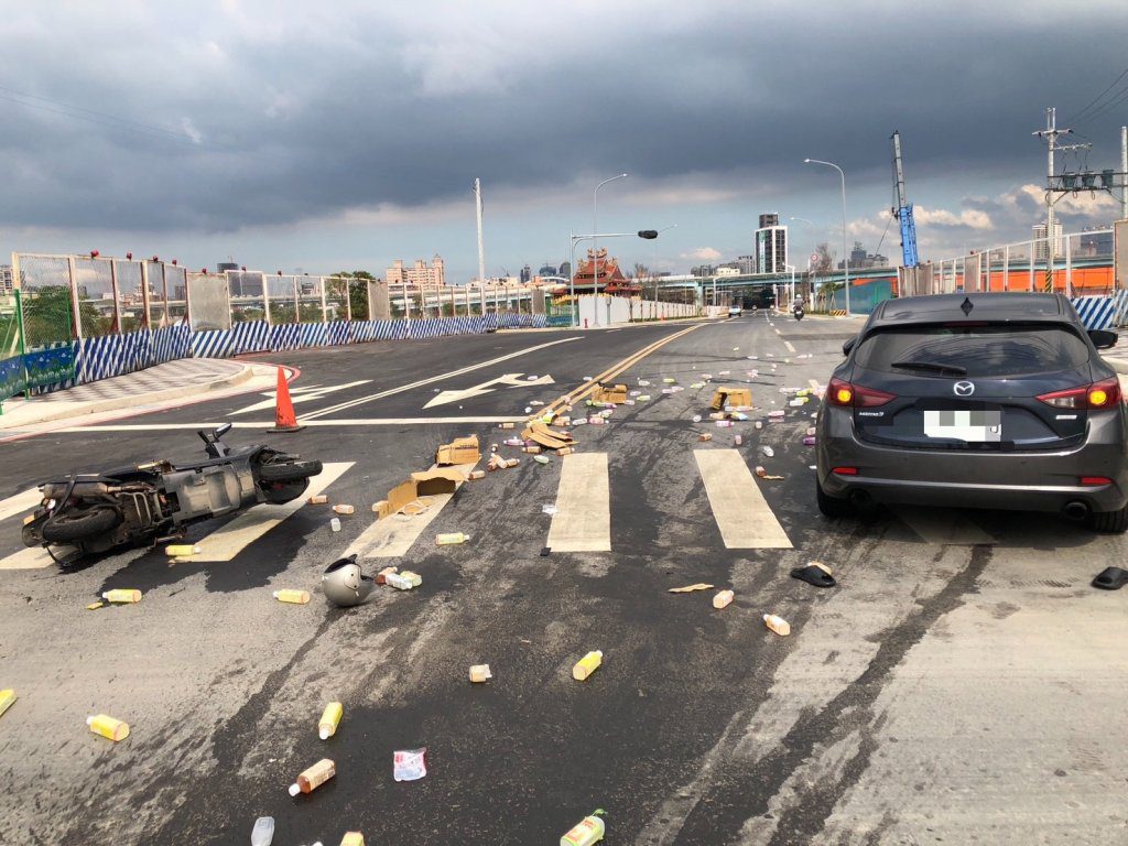 新莊無業女闖紅燈狠撞送貨員　男噴摔右腿骨折、髖關節斷裂…