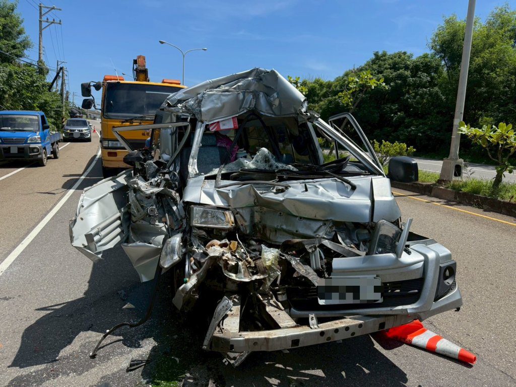 台1線自小客車追撞大貨車　車頭撞爛駕駛受傷送醫