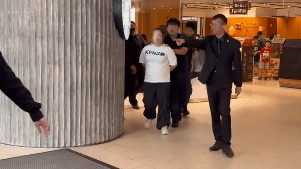 澳洲來的？女101星巴克咆哮刁難店員下跪　拒捕襲警遭壓制