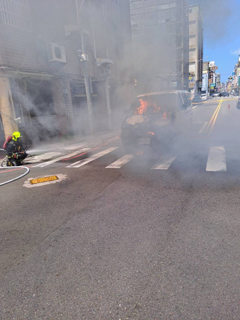 苗栗竹南火燒車！ 　駕駛急逃生起火原因待查