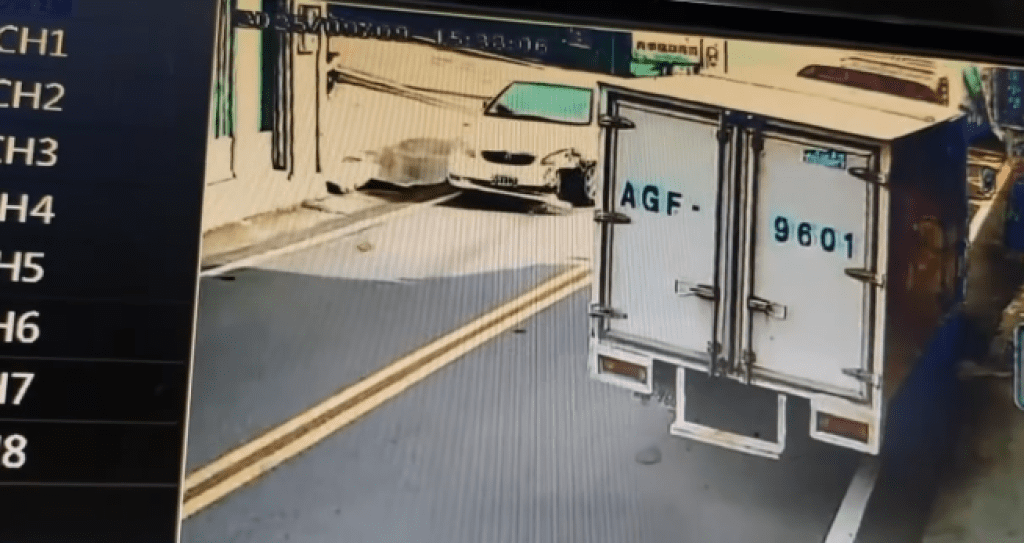 違停釀"大逆"不道!遊覽車跨雙黃線與小客車路口相撞　監視器全錄下