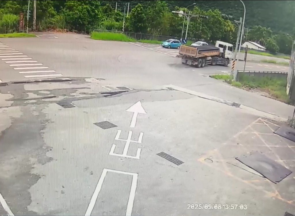 砂石車甩尾砂石灑滿地　警方查出肇事車開罰