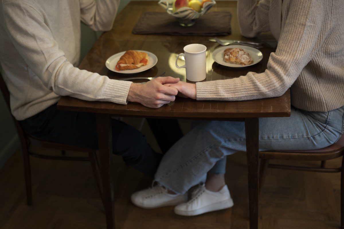 理工男約會點巨無霸漢堡給女生 網友：「不怕你吃 是怕你餓」