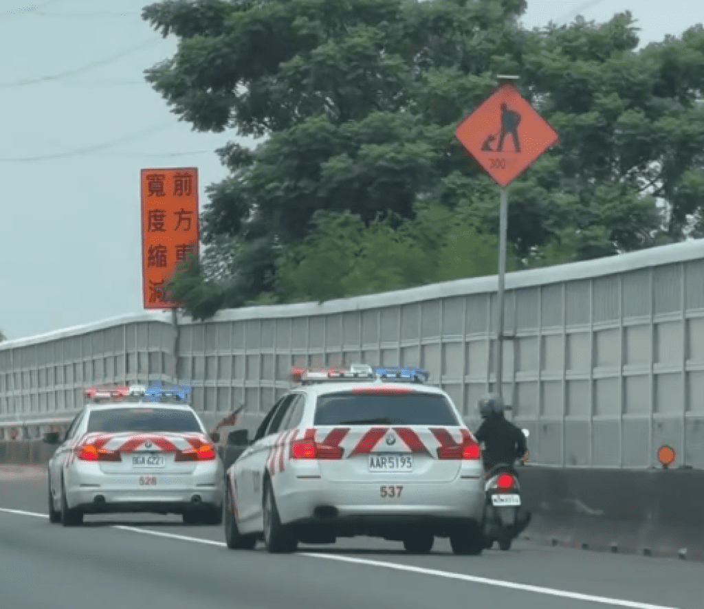 女子騎機車闖國道1號! 3輛紅斑馬攔截圍捕 女子騎機車闖國道1號! 3輛紅斑馬攔截圍捕