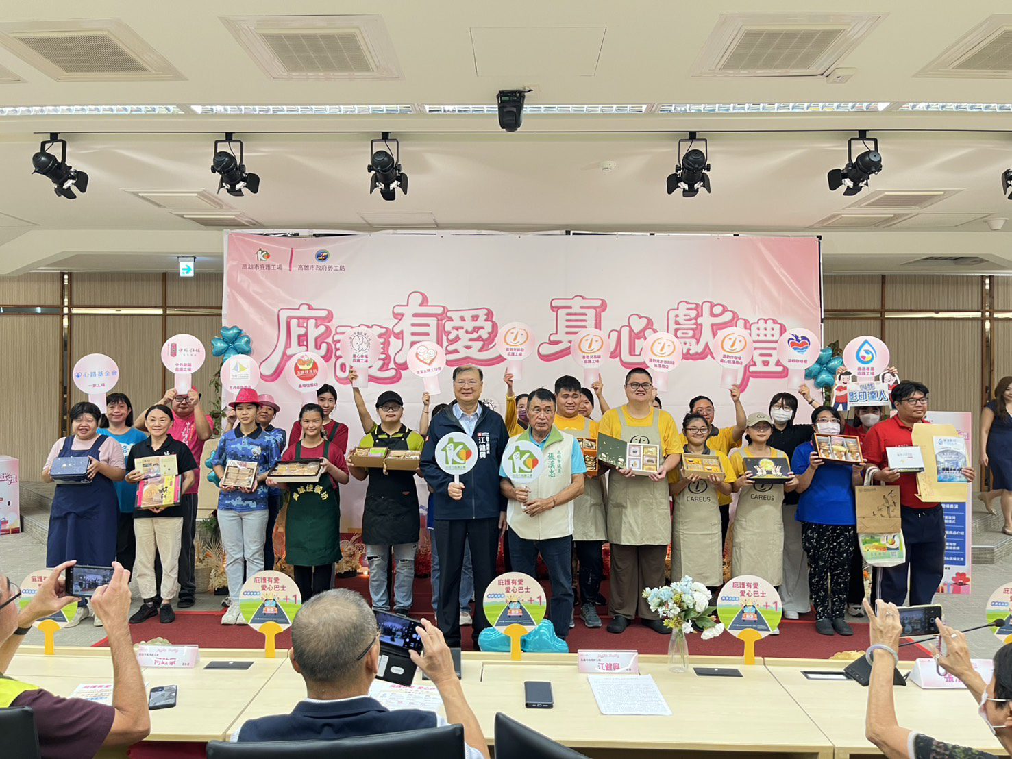 中秋送禮最佳選擇 高市勞工局偕企業團體行銷庇護工場禮盒