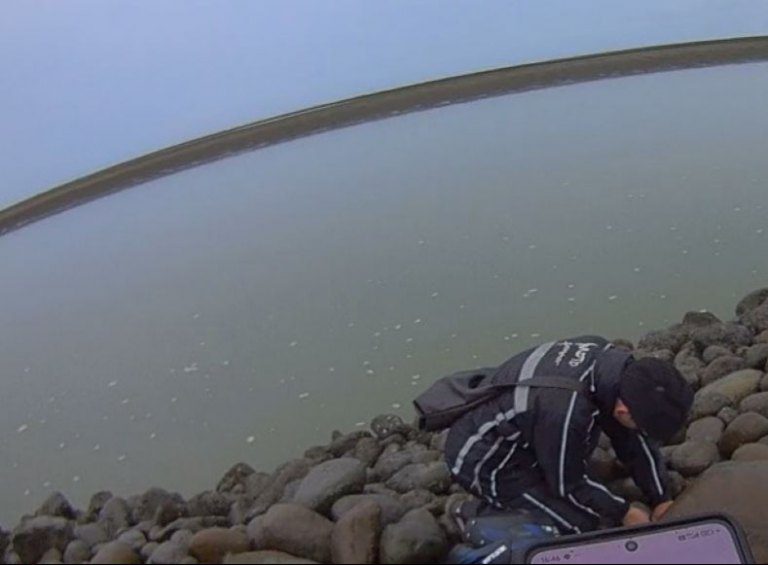 女子欲跳海輕生　新竹市警第三分局員警即刻救援