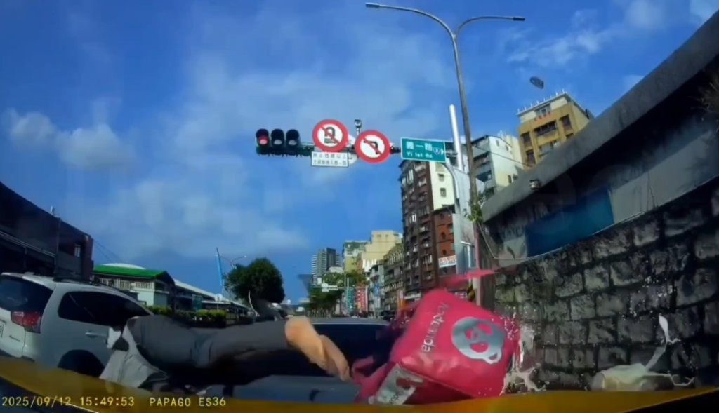 基隆驚險車禍！逆向轎車連撞3車 外送員重傷倒地抽搐