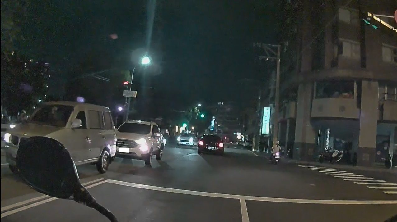 女警獨力推貨車助民眾脫困 驚呆用路人