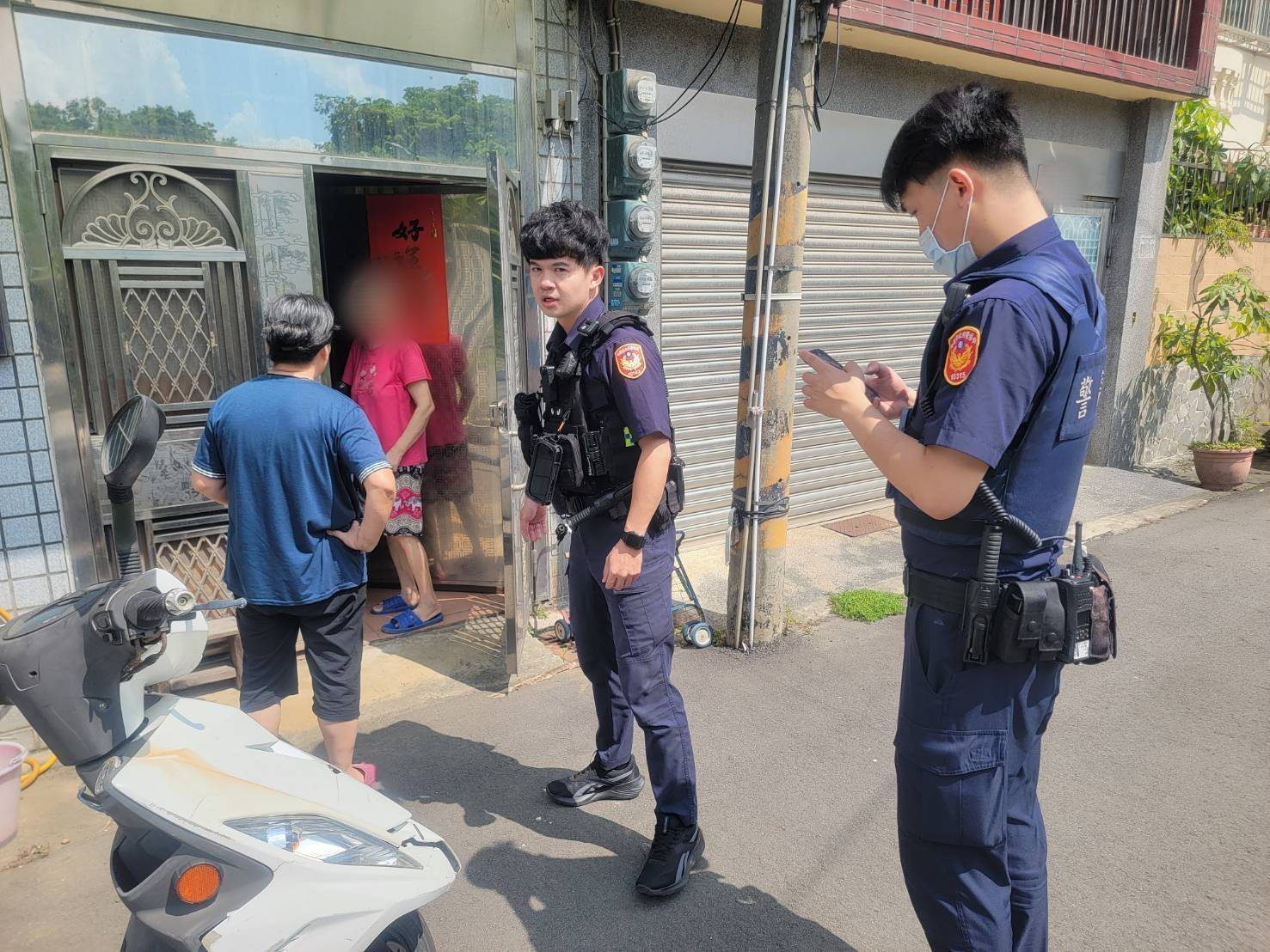 失智婦外出散步迷途 八德警與里長即時助返家