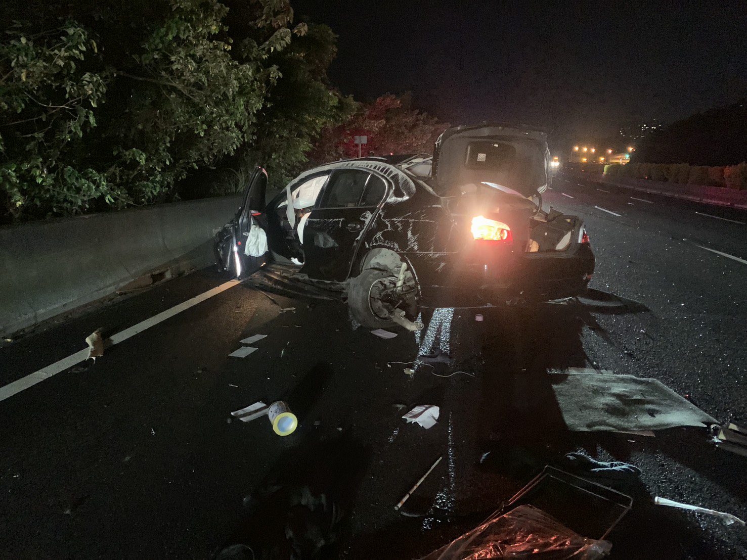 國3北大溪段自小客自撞護欄 駕駛徒步逃逸