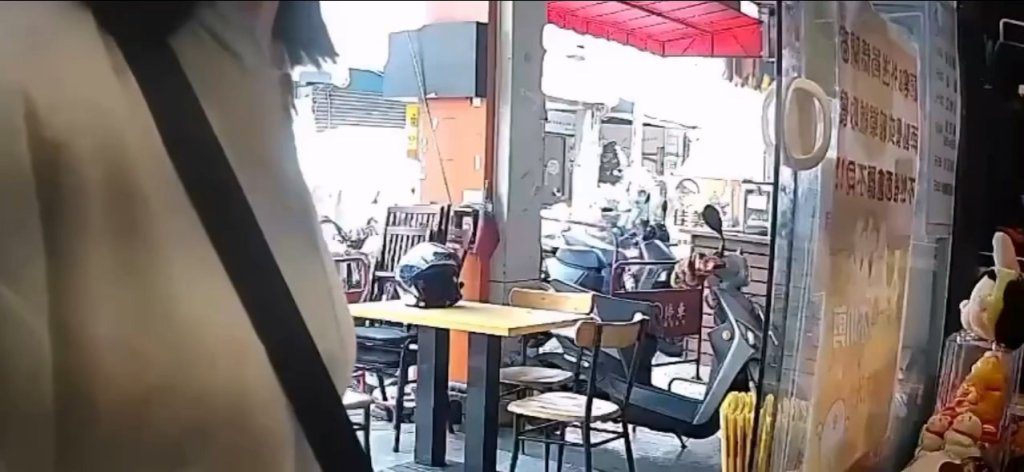 影／雞排店控遇女奧客！多次消費口氣差直接丟錢　老闆爆氣喊「滾」