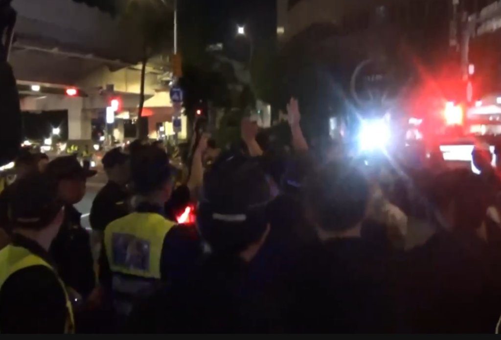 公館圓環拆除爆衝突！男子當街揮拳攻擊執勤人員　將依法送辦