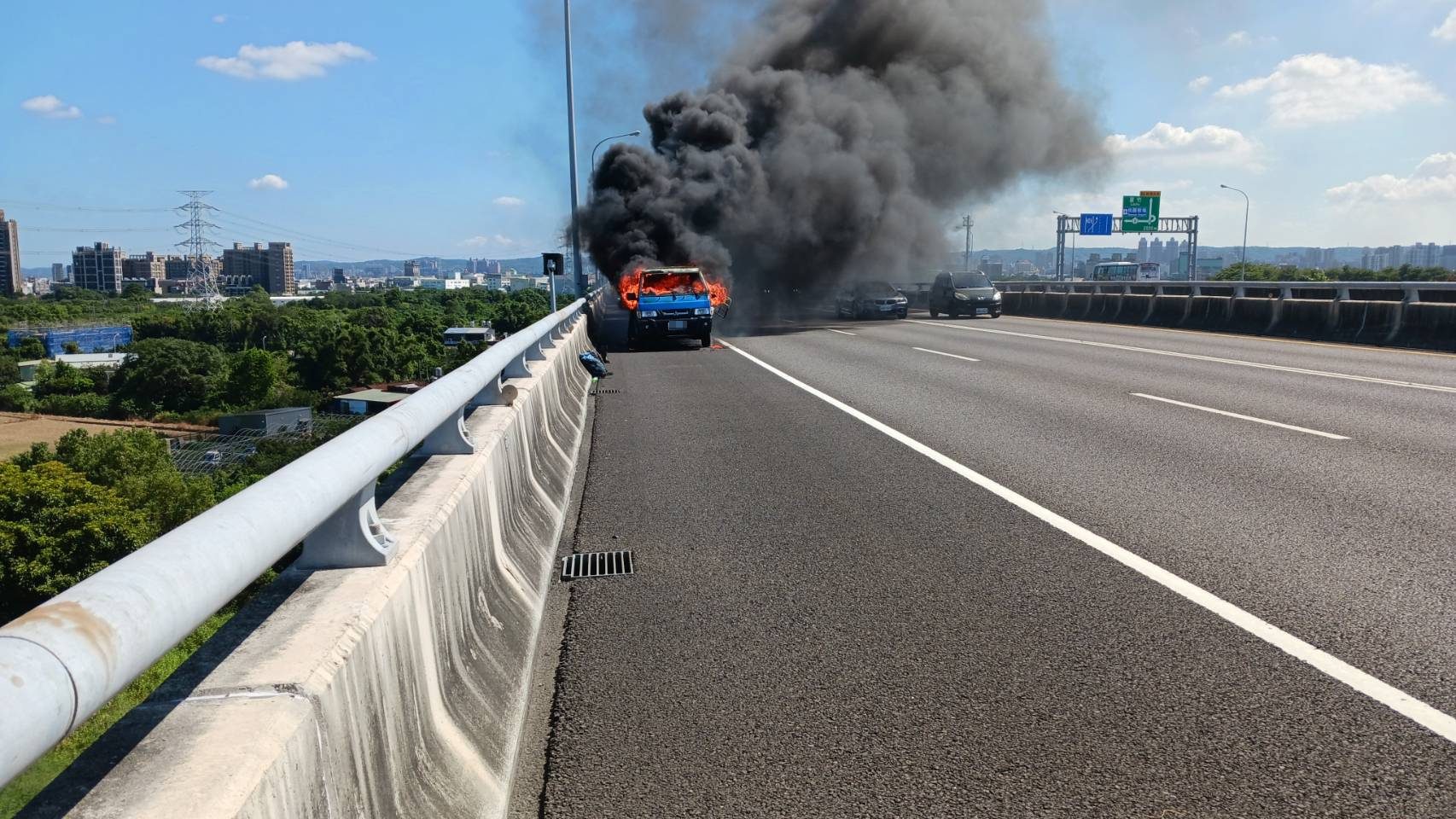 國1南向桃園段火燒車 駕駛及乘客驚險逃生