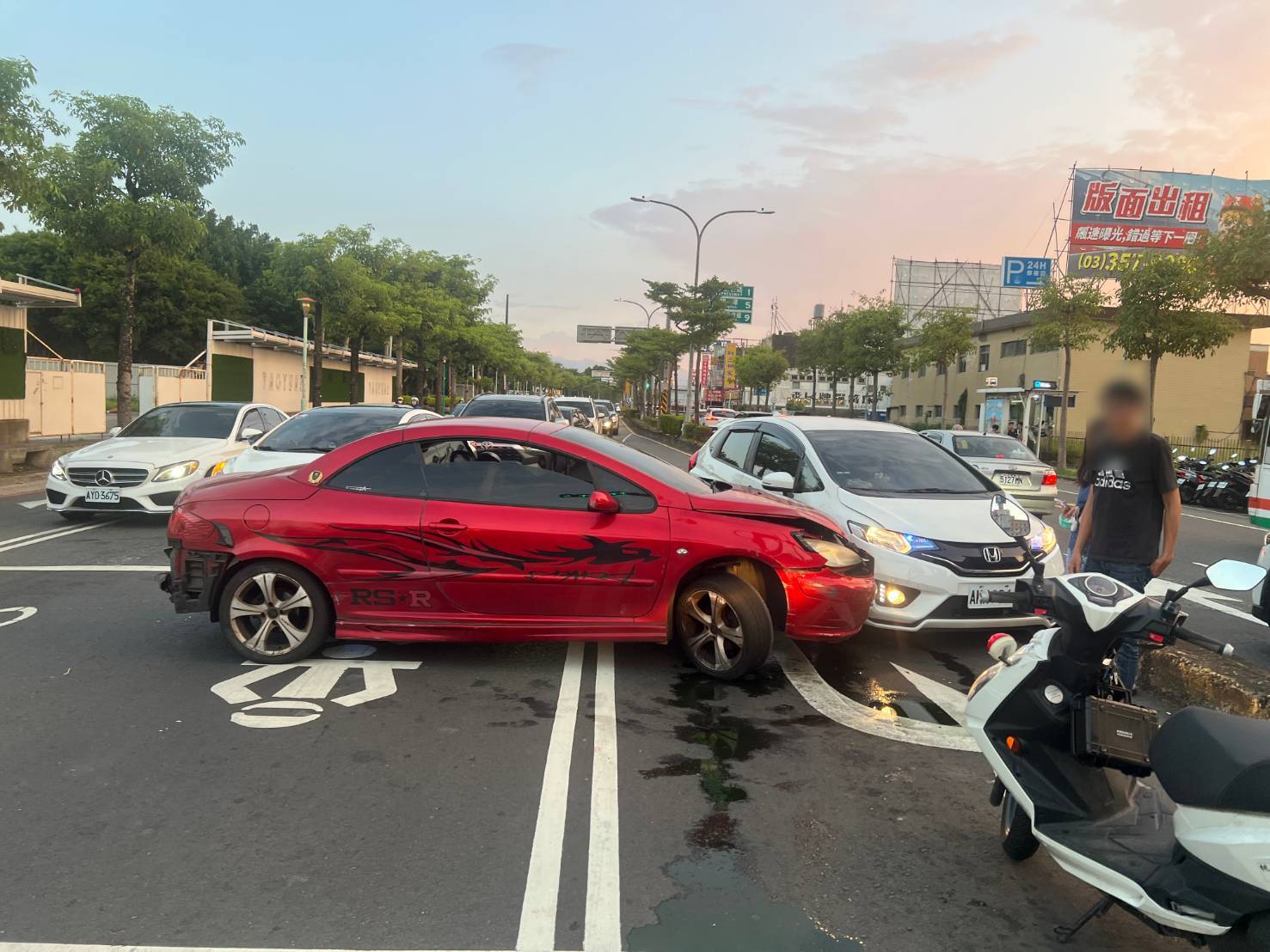 平鎮環南路驚悚逆向 紅白小客車碰撞幸無人傷