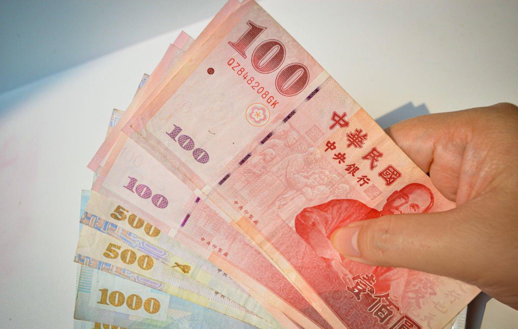 荒謬！轉錢給「自己帳戶」竟被凍結…行員離譜發問　網怒批：比詐騙還擾民